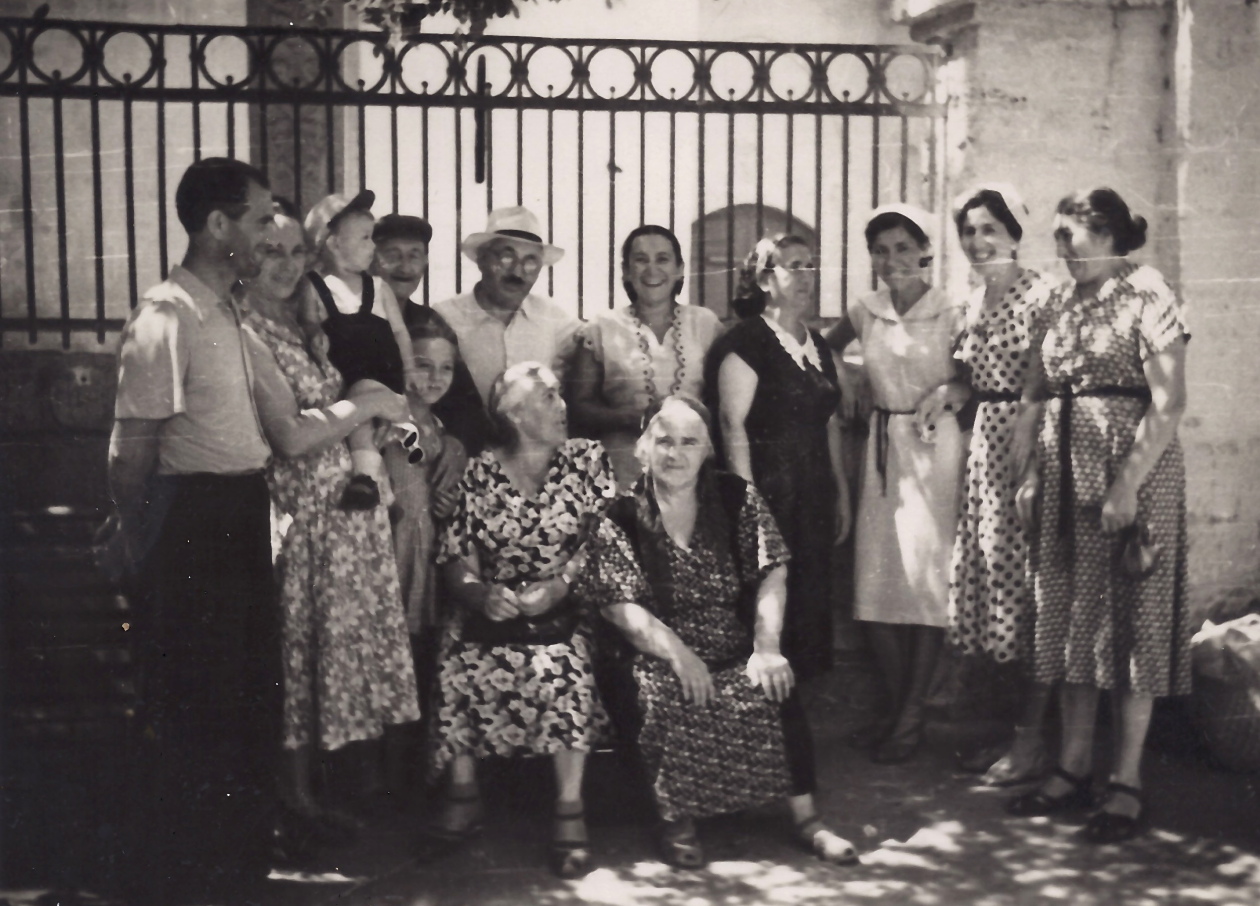 Anna Bałdży (siedzi po lewej) z członkami rodzin Mangubi i Szpakowskich oraz gośćmi z Trok: Anną i Zofią Juchniewiczównami (2. i 3. z prawej). Eupatoria, lata 60 XX w.