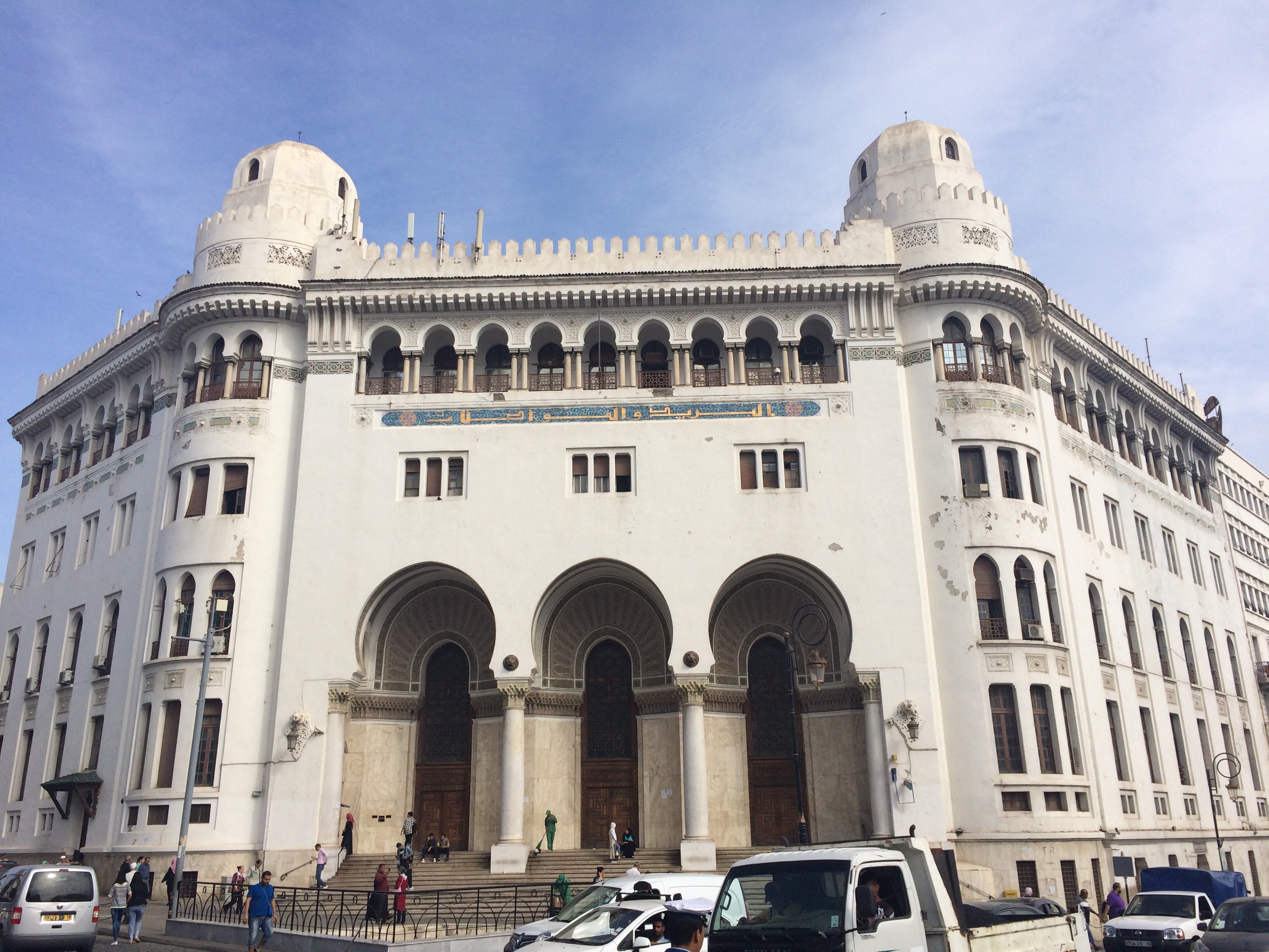 W Algierze białe są domy i siedziby urzędów, jak ten budynek poczty głównej.