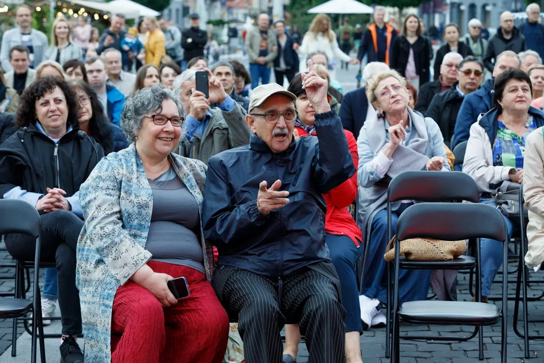 Podczas koncertu Karaimska Mapa Muzyczna wujek Romek wraz z muzykami odśpiewał piosenkę Sziriń el. Fot. Marian Paluszkiewicz, „Kurier Wileński”