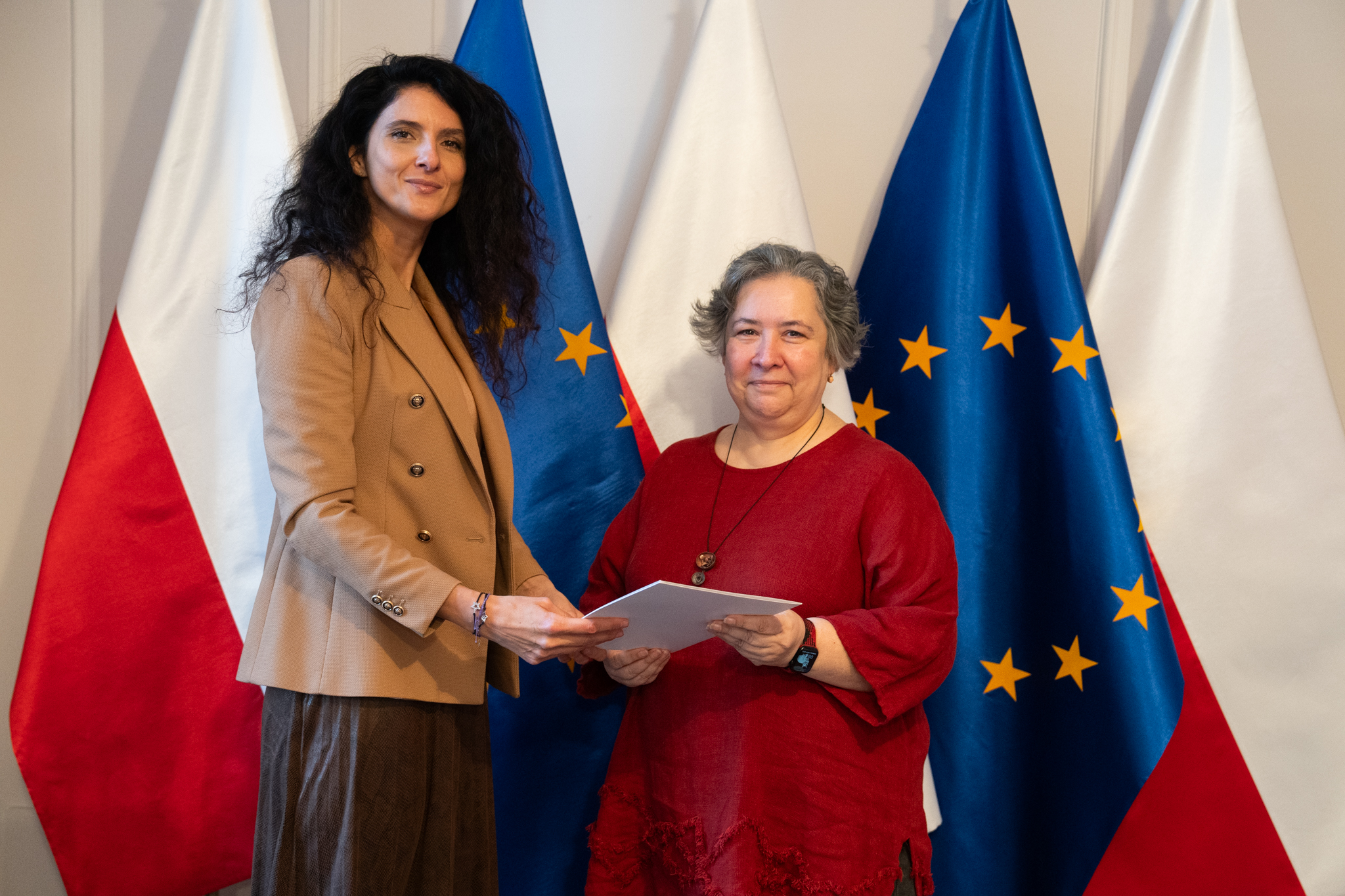 Wojewoda Dolnośląska Anna Żabska wręcza pełnomocnictwa Marioli Abkowicz. Fot. Łukasz Gościniak, DUW